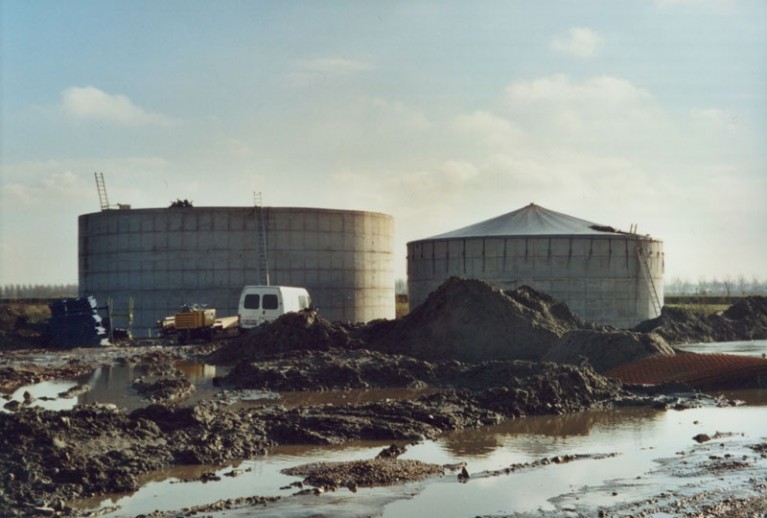 2001 - Bouw van de eerste biogasinstallatie